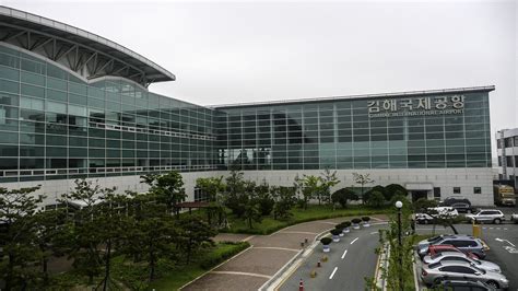 김해국제공항, 바다 속에서 춤을 추는 공항